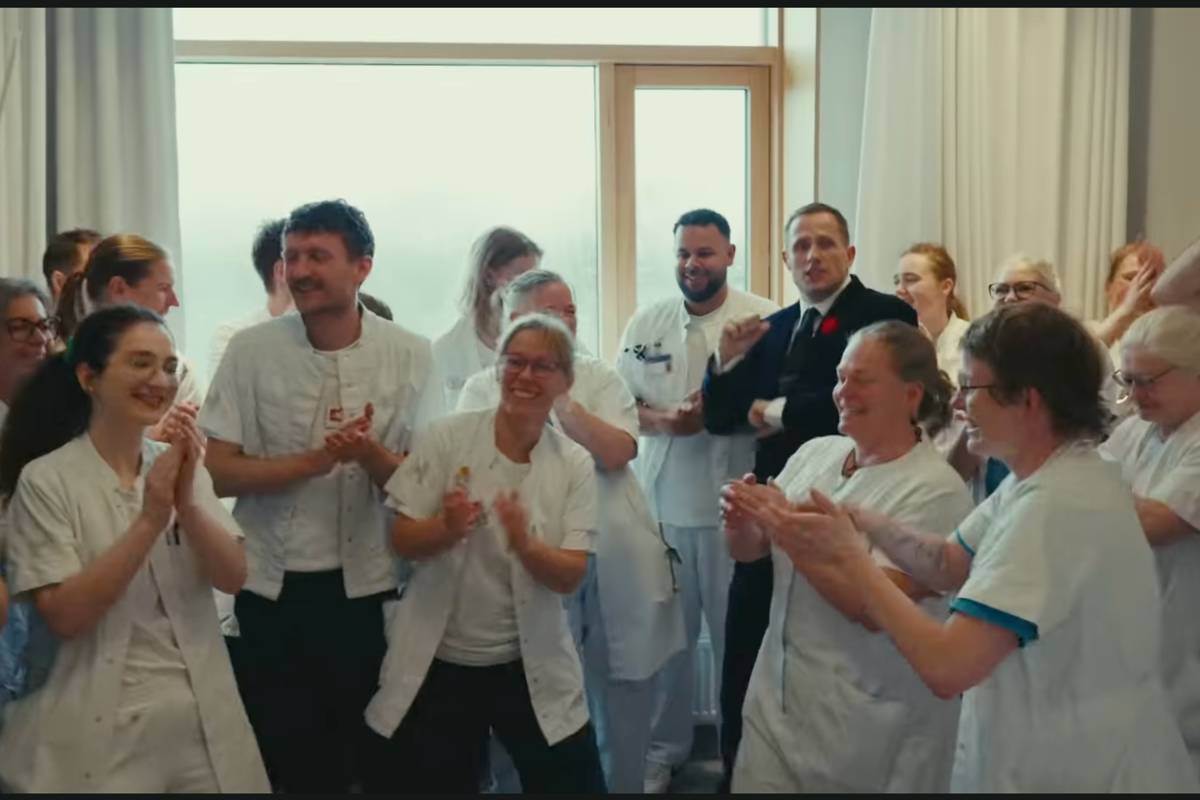 Musikvideo optaget med personalet fra Afdeling for Hjerne- og Rygmarvsskader